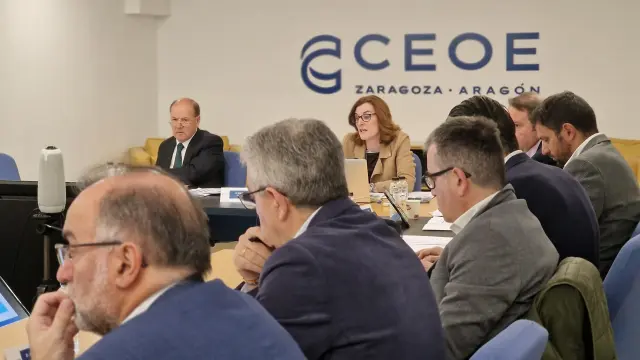 La comisión de Coyuntura de CEOE Aragón, reunida este viernes.
