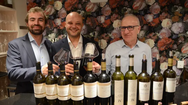 Jorge García, Karim Koulel y Pedro Aibar, con los vinos que se degustaron en el restaurante Maite.