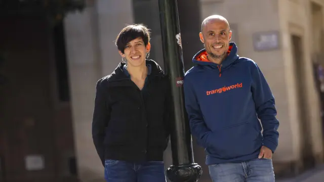 Teresa Prieto, que correrá el domingo su primera maratón, y Nacho López, que será su 'liebre' en la plaza del Pilar de Zaragoza.