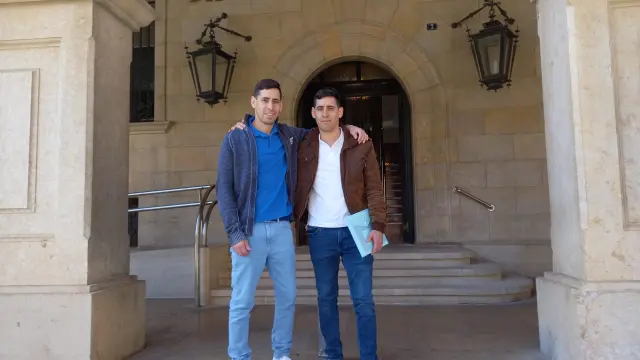 Los hermanos Eduardo y Raúl García, delante de la Diputación Provincial de Teruel en busca de documentación sobre su tatarabuelo.