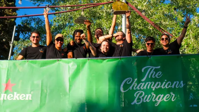 El equipo de Nola Smoke con el trofeo de ganadores de The Champions Burger en Zaragoza.