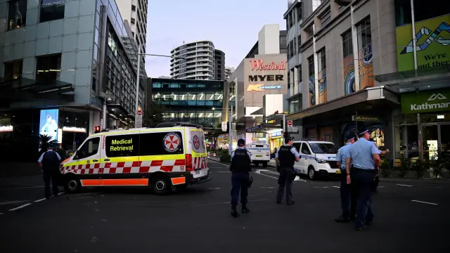 La Policía australiana abatió este sábado a disparos en un centro comercial de Sídney a un individuo tras el apuñalamiento de varias personas