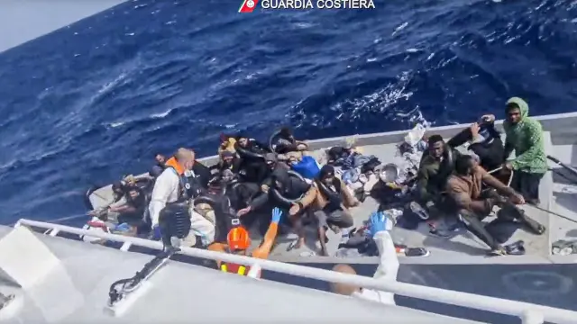 Operación de rescate por guardacostas italianos de una embarcación cargada de migrantes, el 11 de abril, cerca de la isla de Lampedusa
