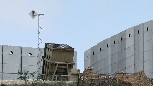 La Cúpula de Hierro, el sistema defensivo antimisiles con que Israel repelió el ataque con misiles y drones lanzado por Irán, desplegado cerca de Jerusalén