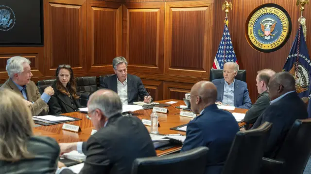 El presidente de Estados Unidos Joe Biden en una reunión junto al equipo de Seguridad Nacional tras el ataque de Irán a Israel.