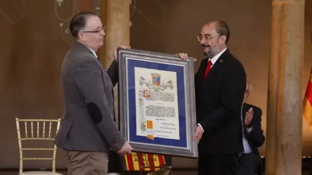 Raúl Carlos Maícas, de la revista Turia, recibió el premio Aragón en 2023 de manos del expresidente Javier Lambán.