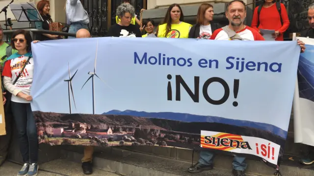 La plataforma ciudadana Sijena Sí en una manifestación de Zaragoza celebrada el 7 de abril contra los molinos del monasterio de Sijena.