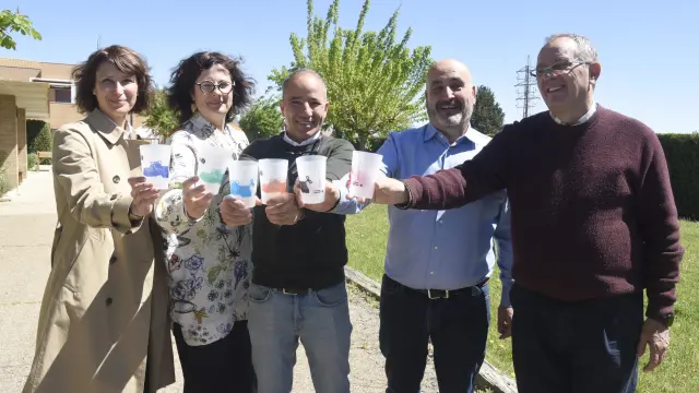 María Fanlo, Pilar Oliván, Vicente García Plana, Roberto Cerdán y Francisco Ratia, con los seis modelos del Vas de la Marcha Aspace Huesca.