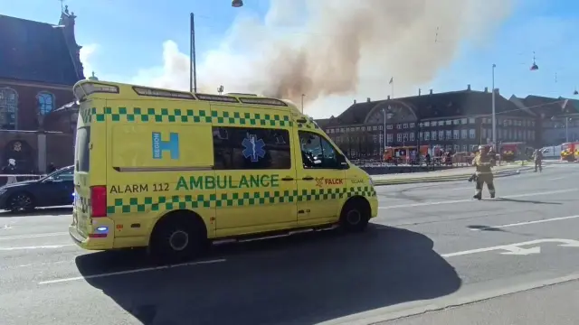 Un incendio causa graves daños a histórico edificio de la bolsa en Copenhague