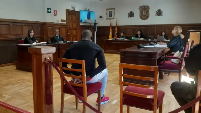Makan D., sentado, ha sido juzgado este martes en la Audiencia de Teruel.