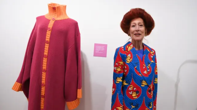 La zaragozana Piluca Beltrán, este miércoles, vestida de Ágatha Ruiz de la Prada. junto a uno de lo diseños de la exposición sobre la diseñadora en el Patio de la Infanta.