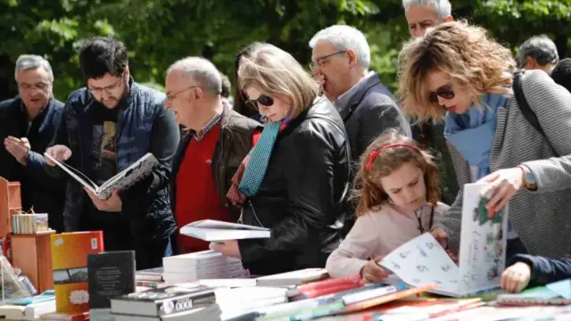 Gente en los expositores del paseo de la Independencia de Zaragoza el Día del Libro de 2023