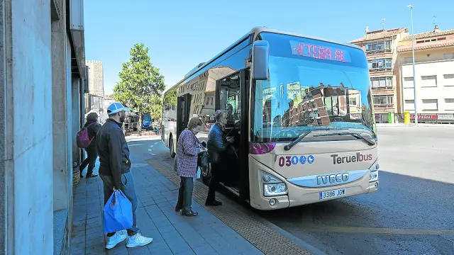 Usuarios subiendo a uno de los autobuses urbanos de Teruel en la Ronda de Ambeles.