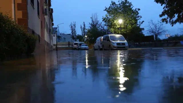 Vista de una calle inundada tras las intensas lluvias en Cijuela.