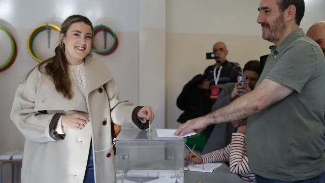 BILBAO, 21/04/2024.- La candidata a lehendakari por Sumar Alba García (i) ejerce su derecho al voto en un colegio electoral en el barrio de Deusto en Bilbao, este domingo. EFE/ Luis Tejido