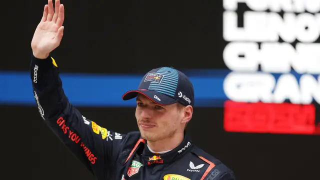 -FOTODELDÍA- Shanghai (China), 21/04/2024.- El neerlandés Max Verstappen, de Red Bull, saluda en el podio tras vencer en el Gran Premio de Fórmula Uno de China, este domingo en Shanghai. EFE/ALEX PLAVEVSKI