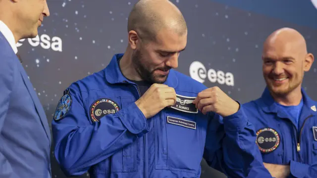 El astronauta graduado de la ESA, Pablo Álvarez Fernández, coloca su nuevo parche durante una ceremonia de graduación en el Centro Europeo de Astronautas (EAC)