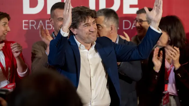 El secretario general del PSE-EE y candidato del partido a lehendakari, Eneko Andueza, tras finalizar la jornada electoral de elecciones autonómicas del País Vasco