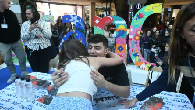 Juanjo Bona, abrazando a una joven seguidora este lunes 22 de abril en el Centro Comercial Grancasa de Zaragoza.