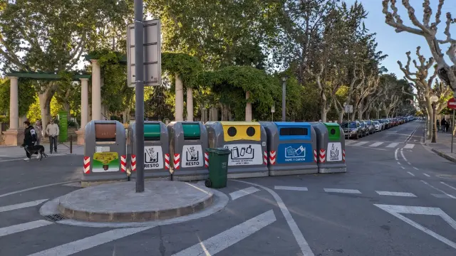 Los seis contenedores están colocados justo enfrente de la entrada principal del parque Miguel Servet de Huesca.