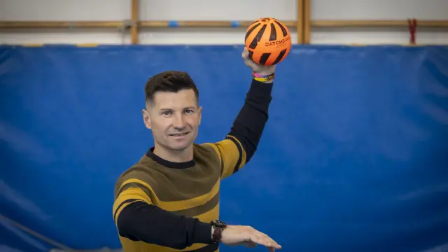 Roberto Navarro, profesor de Educación Física en el CEIP Parque Europa de Utebo y creador del datchball, en el gimnasio de su centro escolar.