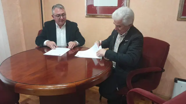 Jesús Martínez Burgui, presidente del Colegio de Médicos de Teruel -a la izquierda- y Miguel Ángel Sauras, presidente de la AECC, durante la firma del acuerdo.