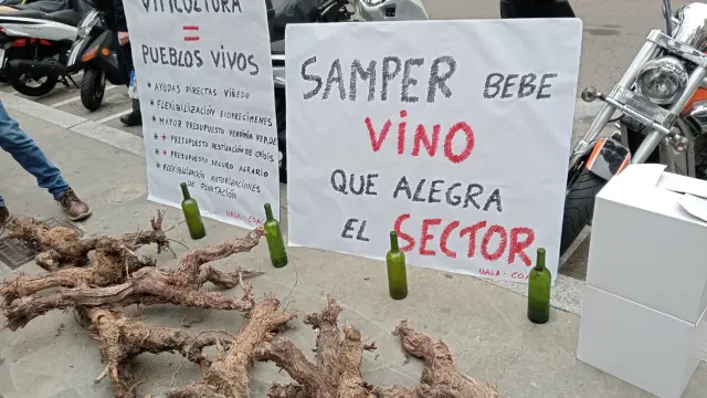 Carteles exhibidos en la protesta de agricultores del pasado 22 de febrero en Zaragoza.