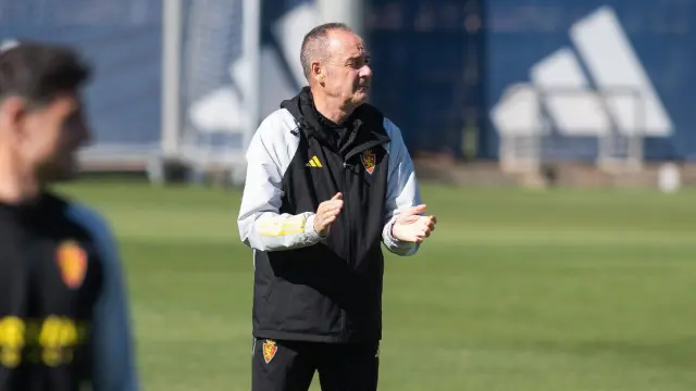 Víctor Fernández aplaude a los jugadores en el último entrenamiento de la semana.