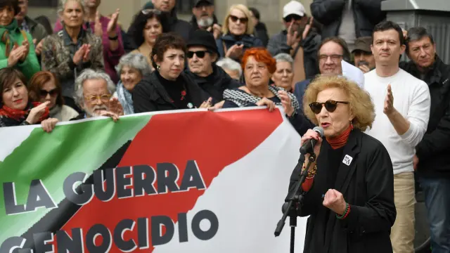 El cantante Miguel Ríos interviene durante una concentración del mundo de la cultura para exigir el alto al fuego en Gaza, en la Plaza del Museo Reina Sofía