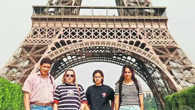 París, 1996. Carmen Pemán, la segunda por la derecha, con sus padres José María y Concha y su hermana Ana.