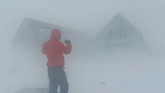 La nieve y la baja temperatura en el Pirineo no parecen propias de finales de abril. Este vídeo muestra la ventisca que reinaba este sábado en el refugio Cap de Llauset.