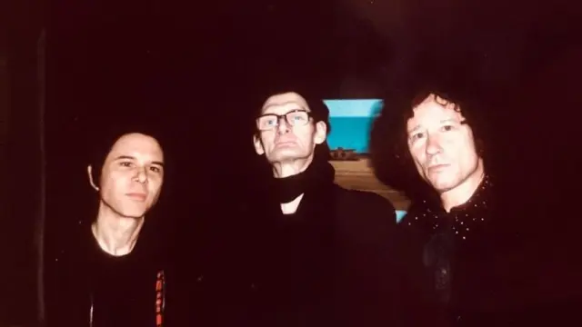 De izquierda a derecha, Nick Zinner, Steve Morell y Enrique Bunbury.