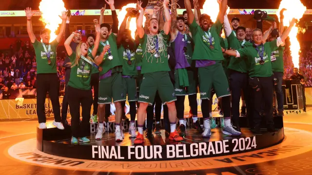 El Unicaja celebra la conquista de la Liga de Campeones de Baloncesto