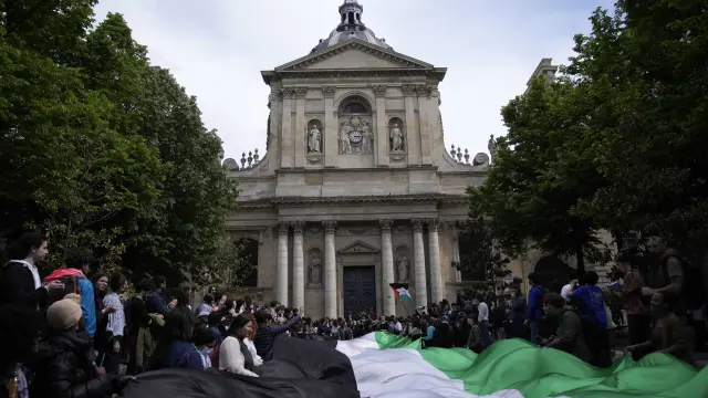 Students demonstrate outside La Sorbonne university with a huge Palestinian flag, Monday, April 29, 2024 in Paris. About 100 Pro-Palestinian students demonstrate near the Sorbonne university in Paris. The demonstration came on the heels of protests last week at another Paris-region school, Sciences Po. (AP Photo/Christophe Ena) ASSOCIATED PRESS / LAPRESSE ONLY ITALY AND SPAIN