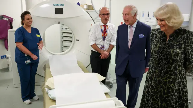 Britains King Charles and Queen Camilla look at the CT scanner next to Cancer Research UKs Chief Clinician, Charlie Swanton during a visit to the University College Hospital Macmillan Cancer Centre in London, Britain, April 30, 2024. REUTERS/Suzanne Plunkett/Pool [[[REUTERS VOCENTO]]]