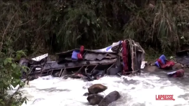 Perù, pullman si ribalta e finisce in un fiume: 25 morti