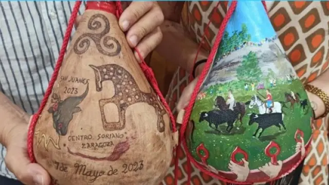 Tradicionales botas de vino de las fiestas de San Juan de Soria pintadas a mano.