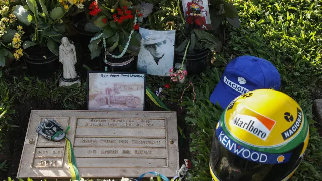Un casco de piloto, fotografías y arreglos florales, en la tumba del automovilista brasileño Ayrton Senna este miércoles, cuando se conmemoran tres décadas de su fallecimiento, en el cementerio de Morumbi en Sao Paulo (Brasil).
