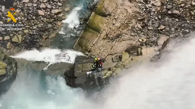 Imagen del rescate de un barranquista ahogado en la cascada de Sorrosal, en Broto.