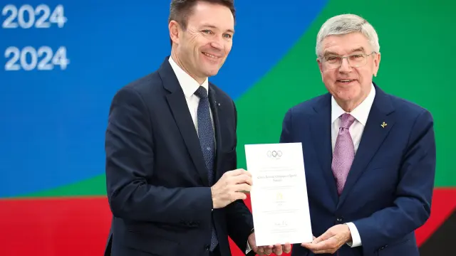Saint-denis (France), 26/07/2023.- International Olympic Committee (IOC) President Thomas Bach (R) and French Olympic committee president David Lappartient (L) pose with the invitation during the invitation ceremony to mark one year to Paris 2024, at the headquarters of the Paris 2024 Committee in Saint-Denis, France, 26 July 2023. The International Olympic Committee (IOC) invites the National Olympic Committees (NOCs) and their best athletes to take part thier ceremony to celebrate exactly one year until the Opening Ceremony of the Olympic Games Paris 2024, which will take place from 26 July to 11 August 2024. (Francia) EFE/EPA/MOHAMMED BADRA FRANCE PARIS 2024 OLYMPIC GAMES [Original: 20230726-42c841952c23f997a484a10e3e47423737be6b2b.jpg] //EFE// Autor: EFE AGENCIA Fecha: 26/07/2023 Propietario: EFE AGENCIA Id: 2023-2222329 [[[HA ARCHIVO]]]