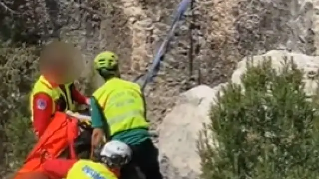 Un momento del rescate de la Guardia Civil a un senderista herido tras una caída en Fuendetodos