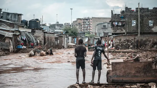 Varias personas en una zona inundada de Nairobi, en Kenia.