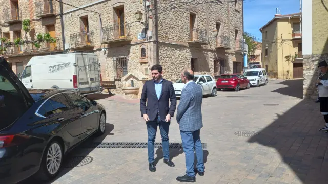 El vicepresidente, Alejandro Nolasco, con el alcalde de Villastar, Luis Antonio Martín.