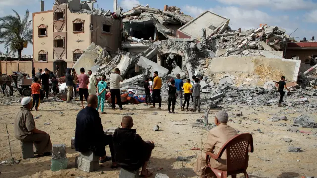 Palestinos miran el lugar de un ataque israelí contra una casa, en medio del actual conflicto entre Israel y Hamás, en Rafah, en el sur de la Franja de Gaza