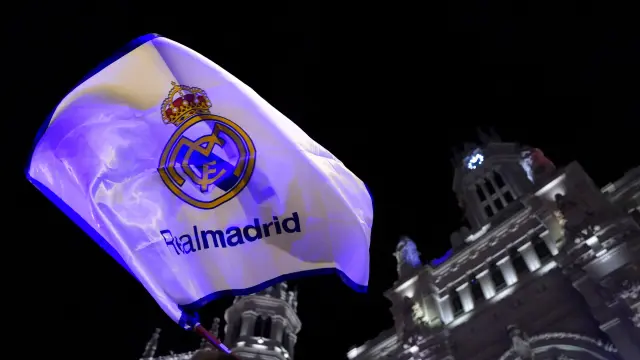Seguidores del Real Madrid celebran el nuevo campeonato de Liga el sábado en Cibeles