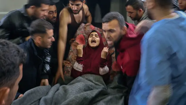 Una niña palestina herida grita Ya Allah (¡Oh, Dios mío!) mientras la llevan en camilla al hospital Nasser, tras los ataques israelíes a la escuela de Maan, en medio del conflicto entre Israel y Hamás, en Jan Yunis, situado en el sur de la Franja de Gaza, 5 de diciembre de 2023