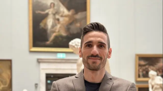 Juanjo Hervías posa en Estocolmo ante la alegoría de Goya ‘La Verdad, el Tiempo y la Historia’.