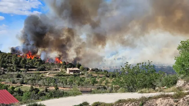 El incendio se acerca a casas habitadas dispersas por el monte.