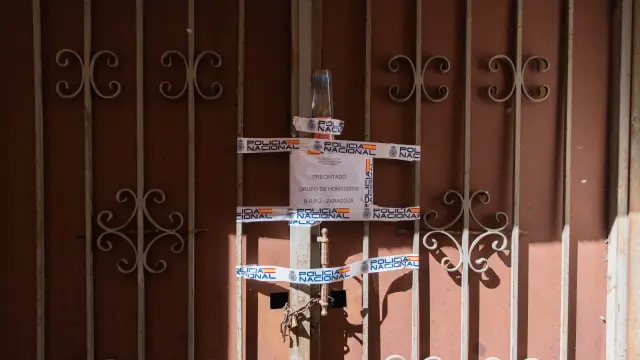 Puerta de acceso al número 152 de la calle de Boggieron donde se han producido dos homicidios.