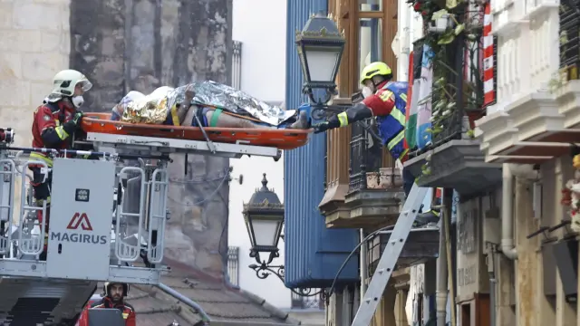 Unas cinco personas han resultado afectadas, heridas y atrapadas, por un derrumbe registrado esta mañana en un edificio en obras en el Casco Viejo de Bilbao.